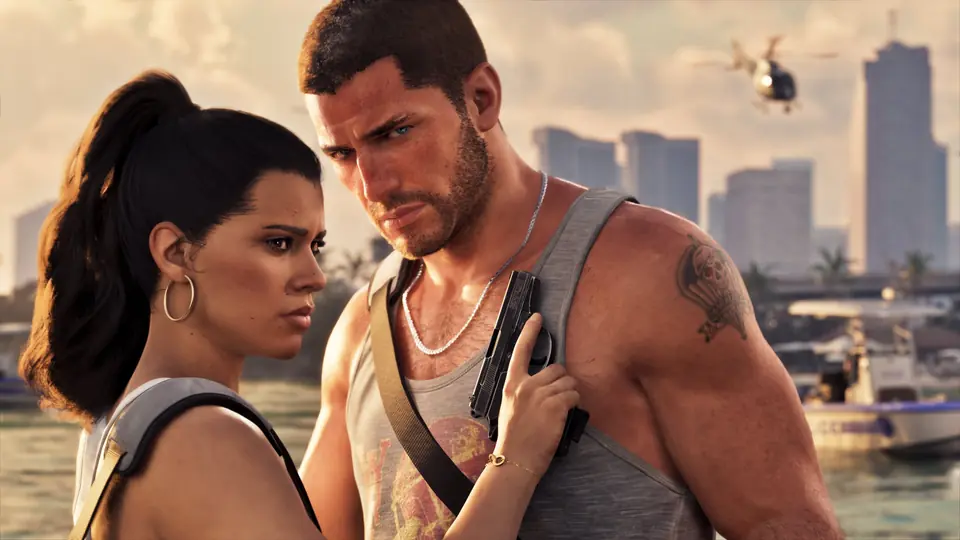 Lucia y Jason, él con una pistola en la mano, junto a la bahía de Vice City con los rascacielos al fondo.