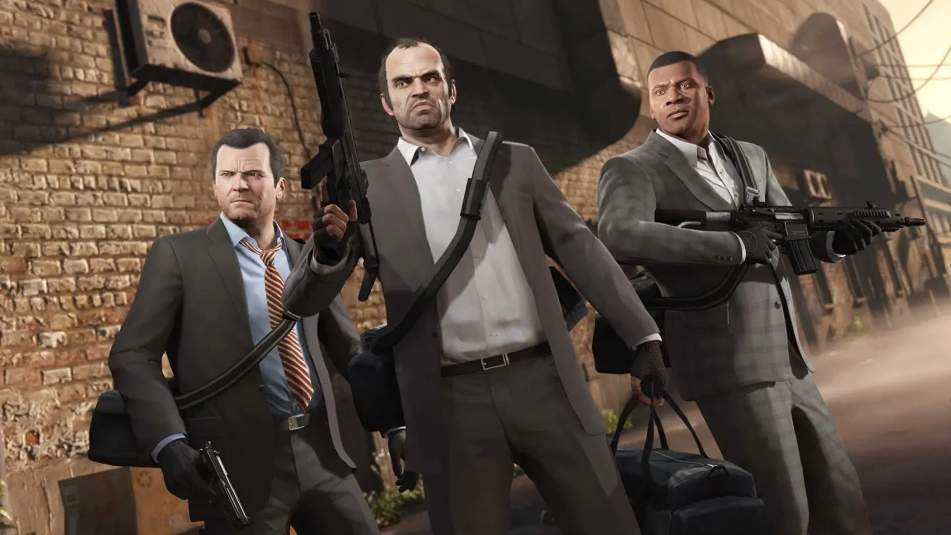 Arte de GTA V: Michael, Trevor y Franklin, armados y con traje, salen de un callejón con bolsas de botín.