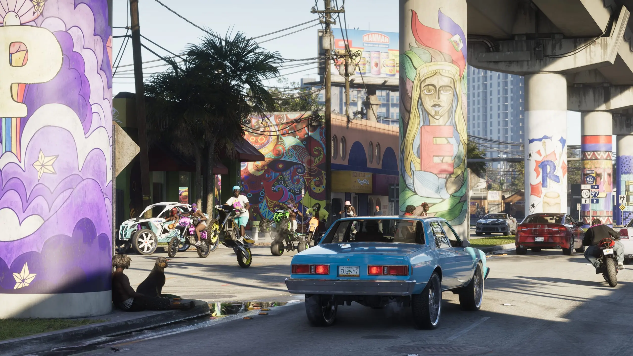 Calle de Vice City en GTA VI: un coche azul clásico, moteros y pilares de autopista pintados con murales.