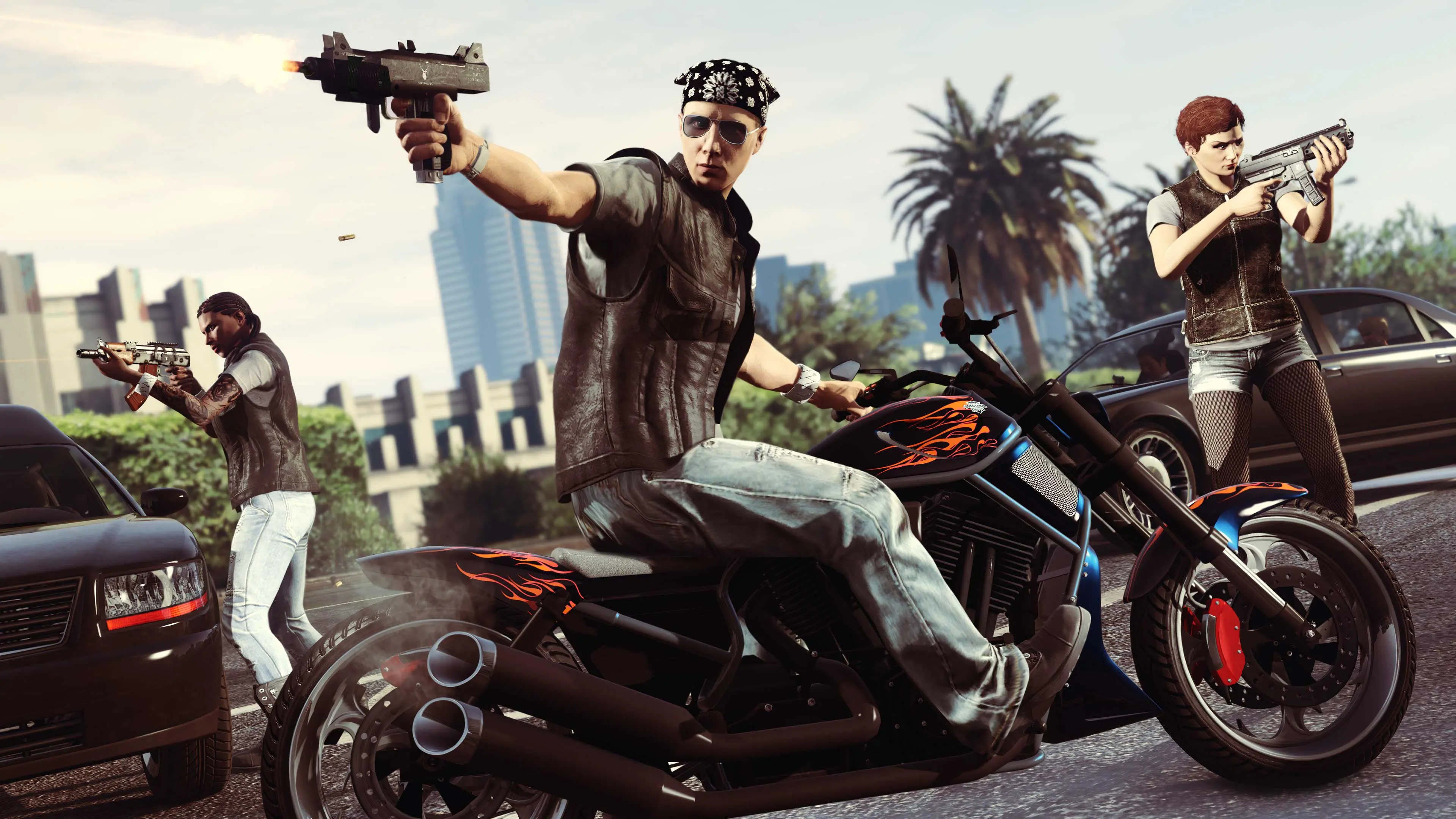 Varios moteros de GTA Online disparando junto a sus motos en una calle de Los Santos.