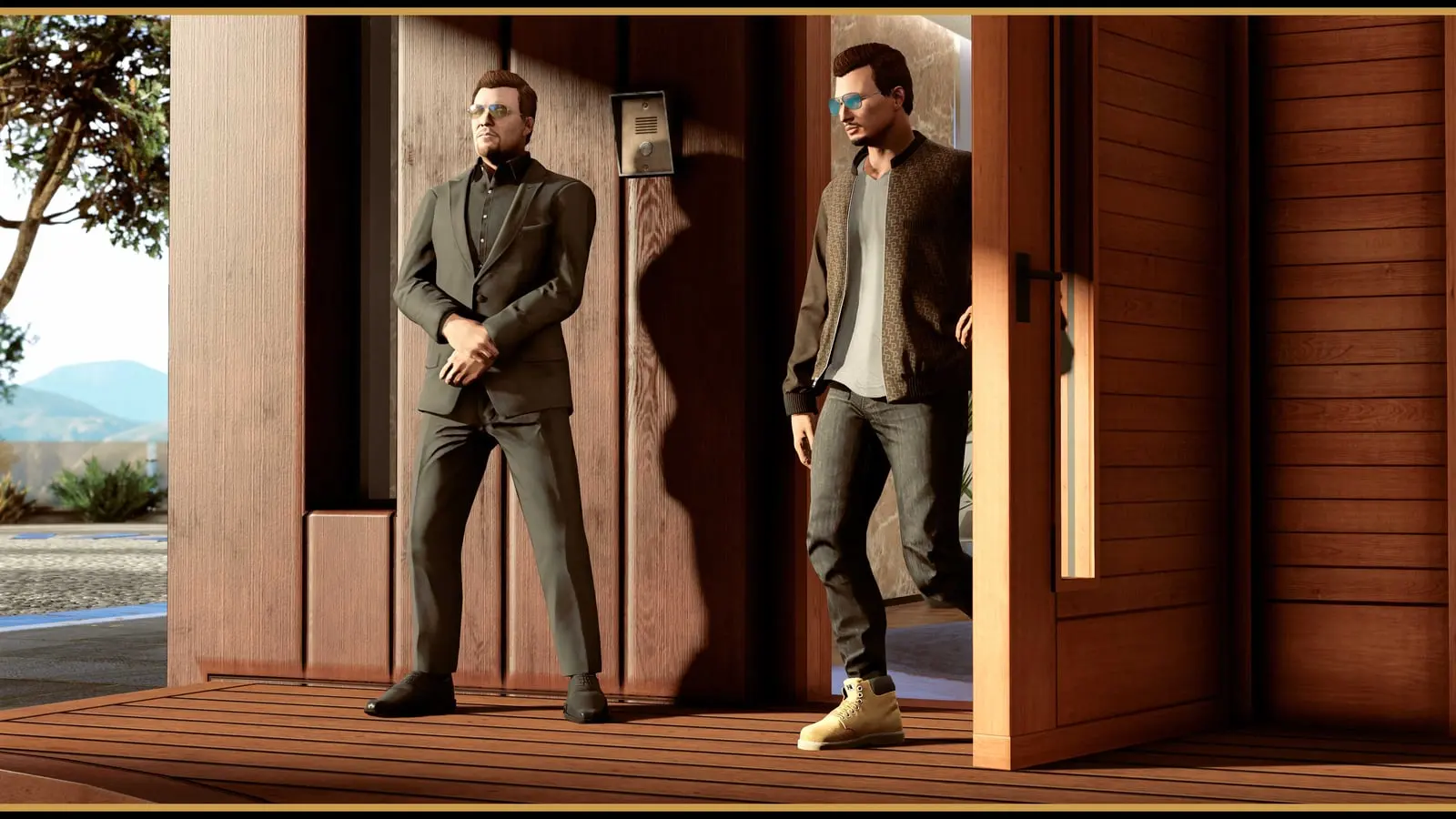Un personaje de GTA Online sale de su mansión pasando junto a un guardaespaldas de la seguridad privada.