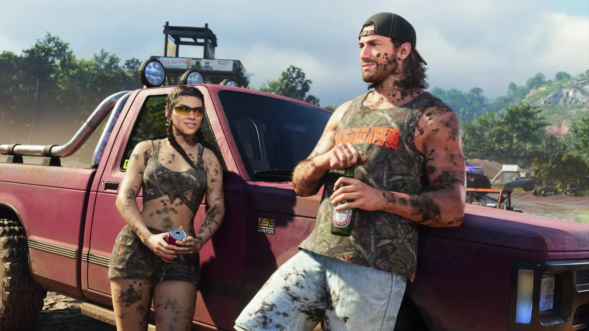 Escena de GTA VI: una pareja cubierta de barro, ella con gafas de sol y una lata y él con gorra y una botella, apoyados en una pickup roja tras una carrera en el lodo.