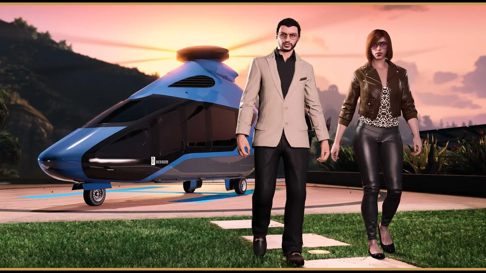 Dos personajes de GTA Online se alejan del helicóptero azul Mansion Volatus en el helipuerto de su mansión al atardecer.