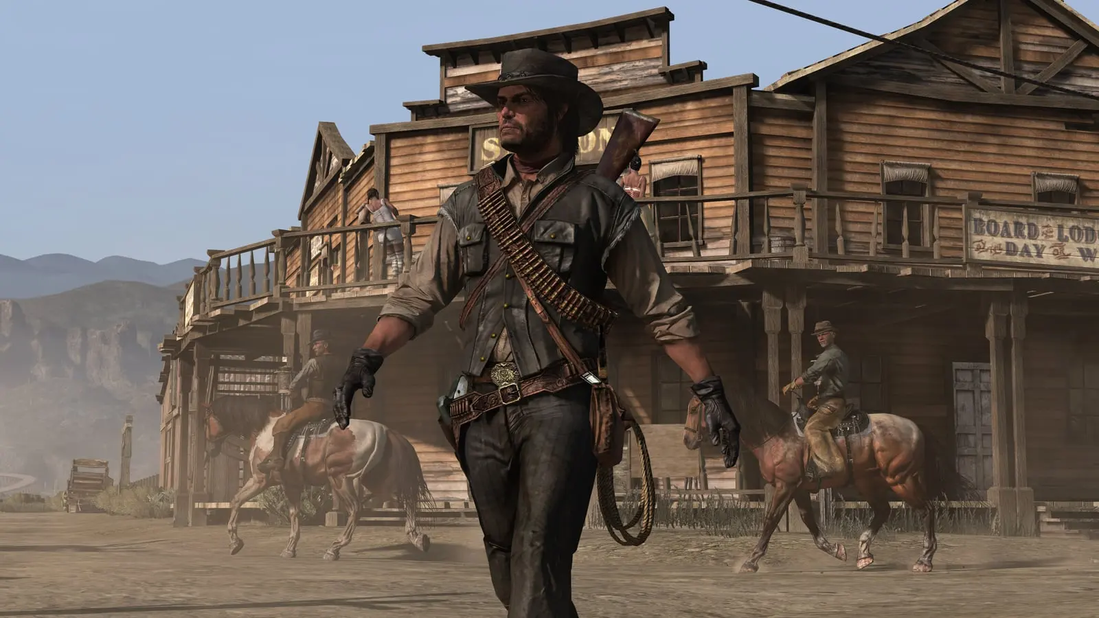 John Marston camina armado por la calle de un pueblo del Oeste con jinetes a caballo detrás.