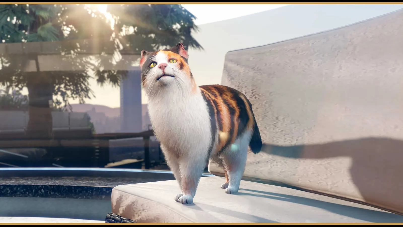 Un gato moteado de ojos amarillos subido a una tumbona junto a la piscina de una mansión de GTA Online.