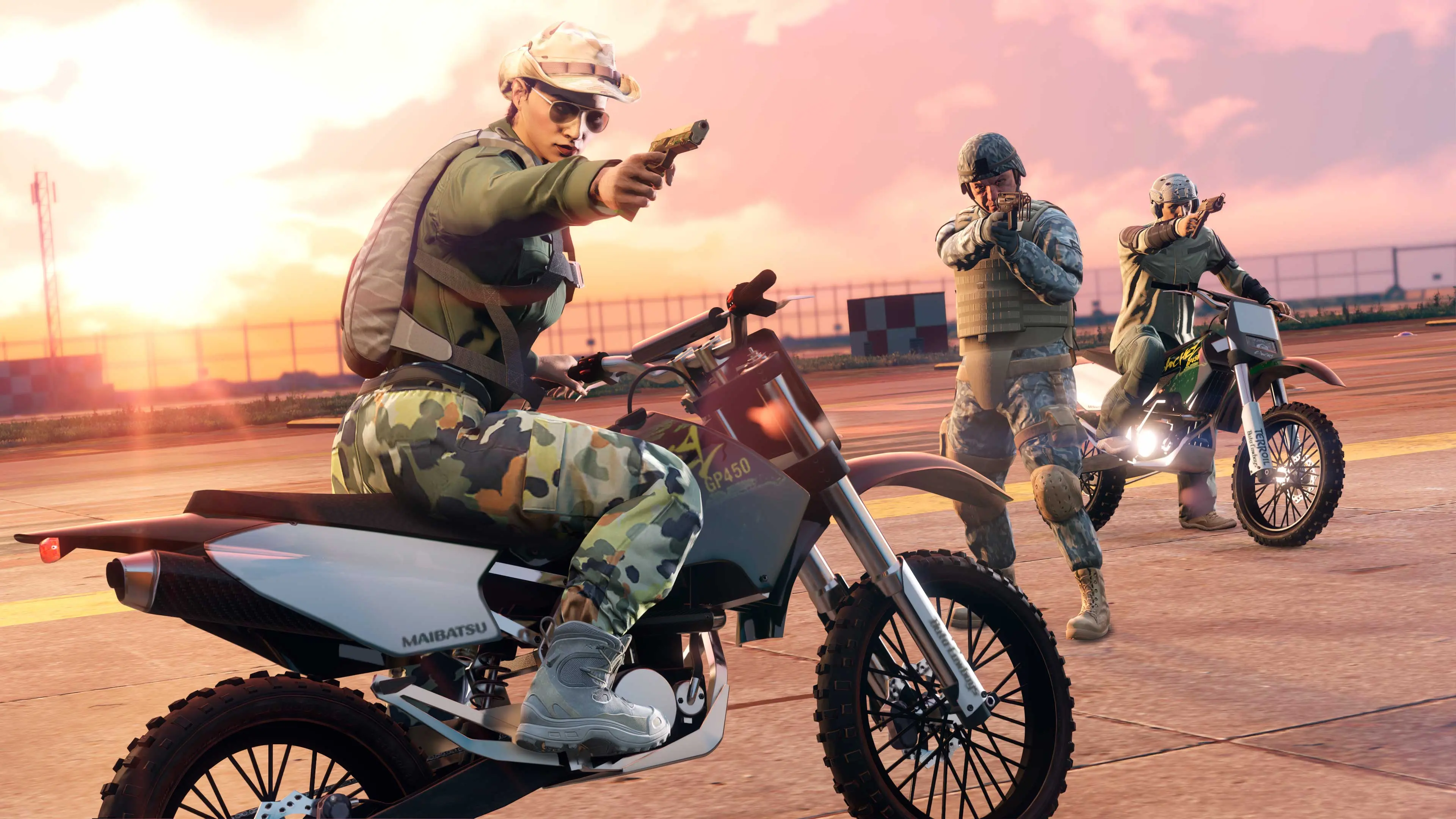 Tres personajes de GTA Online con equipo militar apuntan con sus armas, dos de ellos subidos a motos Sanchez.