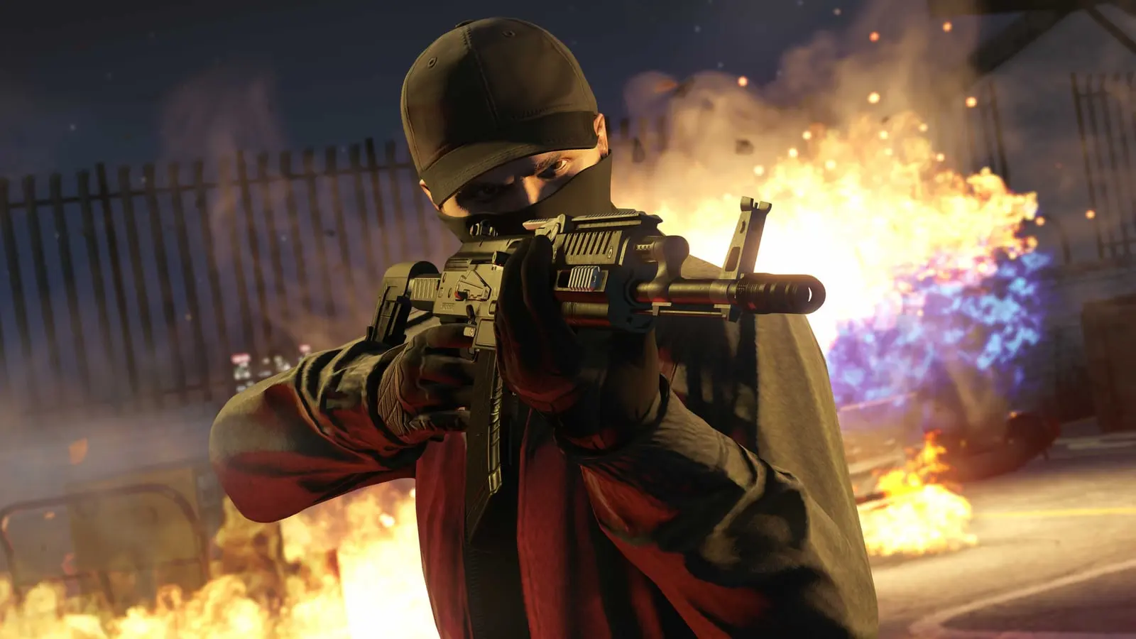 Personaje de GTA Online vestido de negro, con gorra y pañuelo, apunta con un fusil de asalto mientras el fuego se extiende detrás.