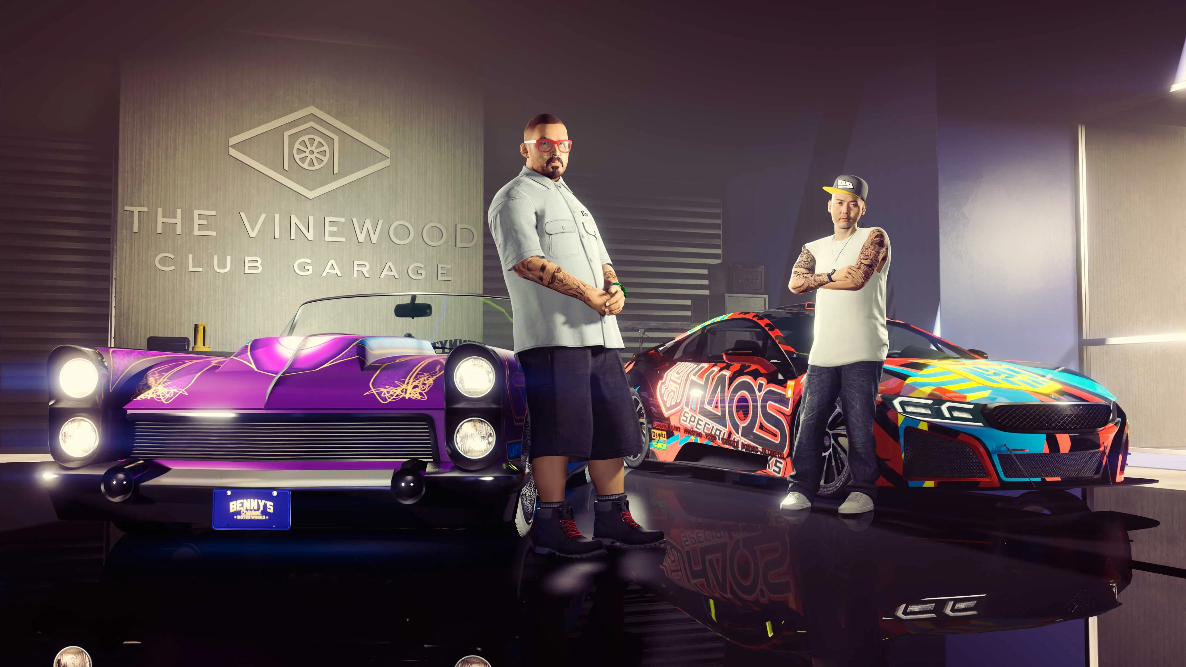 Benny y Hao junto a sus coches modificados en el garaje del Vinewood Club.