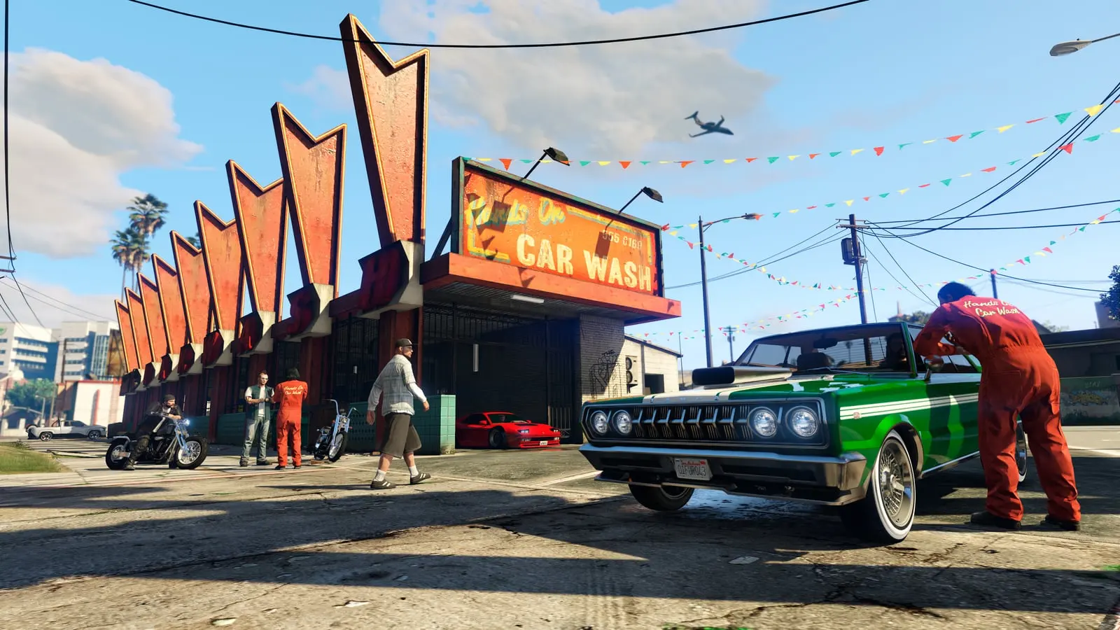Personajes de GTA Online en el lavado de coches Hands On Car Wash de Strawberry, con un coche clásico verde y un empleado con mono rojo.
