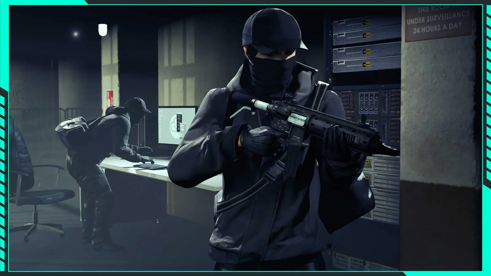 Un agente enmascarado vigila con un rifle mientras su compañero hackea un ordenador en GTA Online: Agents of Sabotage.