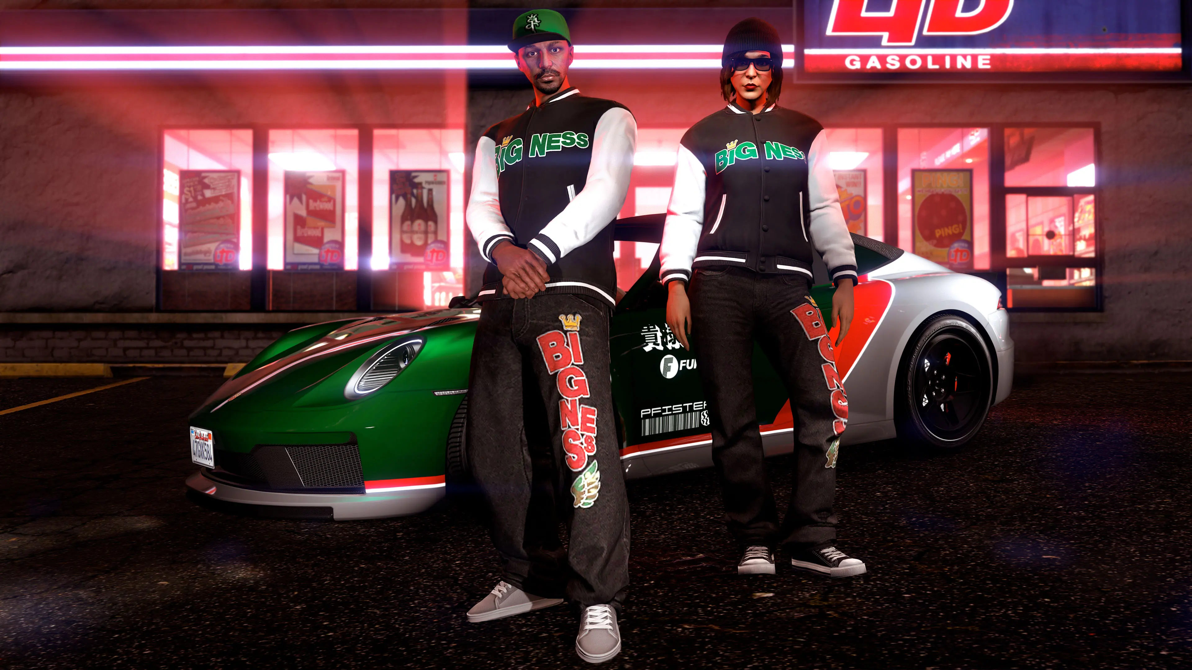 Dos personajes de GTA Online con la ropa Bigness junto a un coche con una librea a juego.