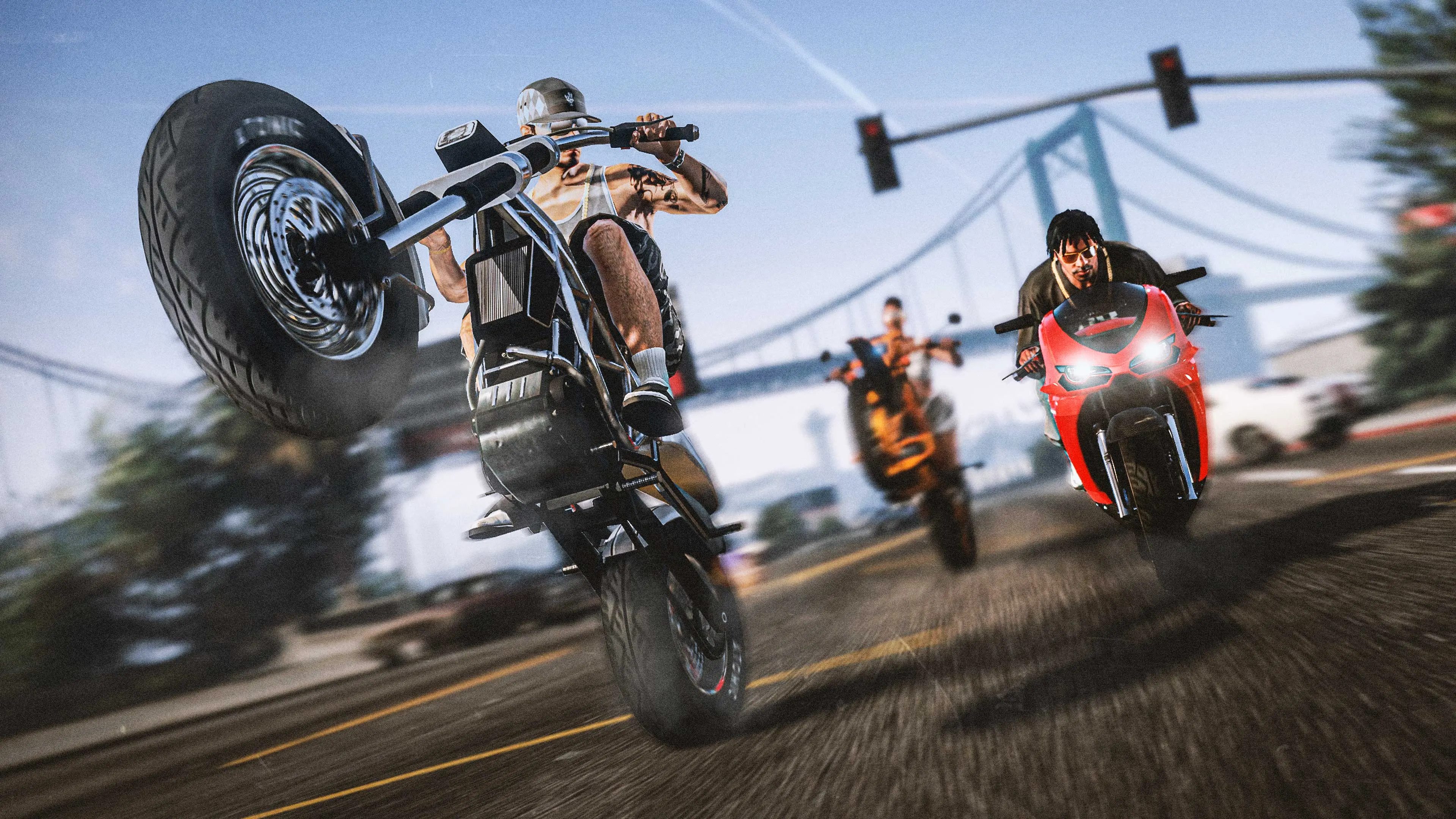 Varios personajes de GTA Online en moto a toda velocidad, dos de ellos haciendo caballitos.