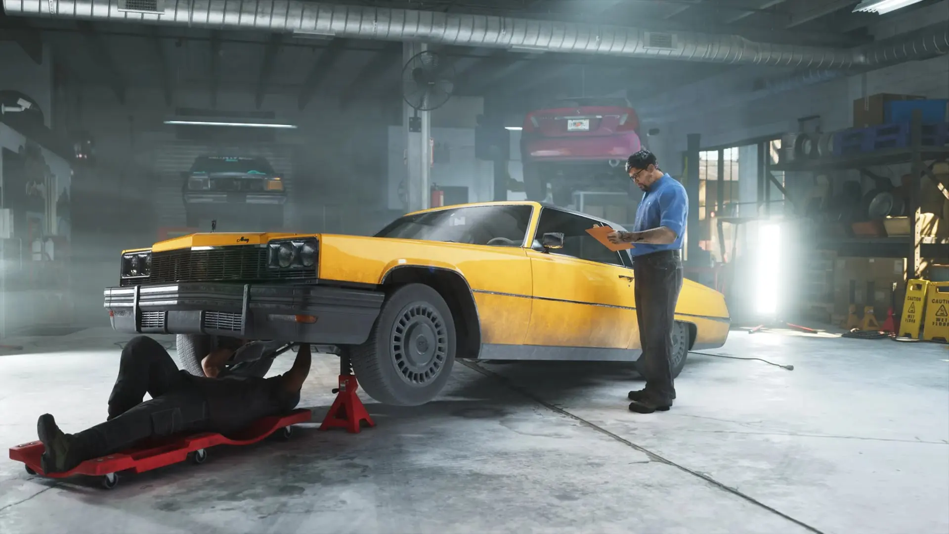 Escena de GTA VI en un taller: un mecánico tumbado bajo un coche amarillo levantado con borriquetas mientras otro revisa un portapapeles.