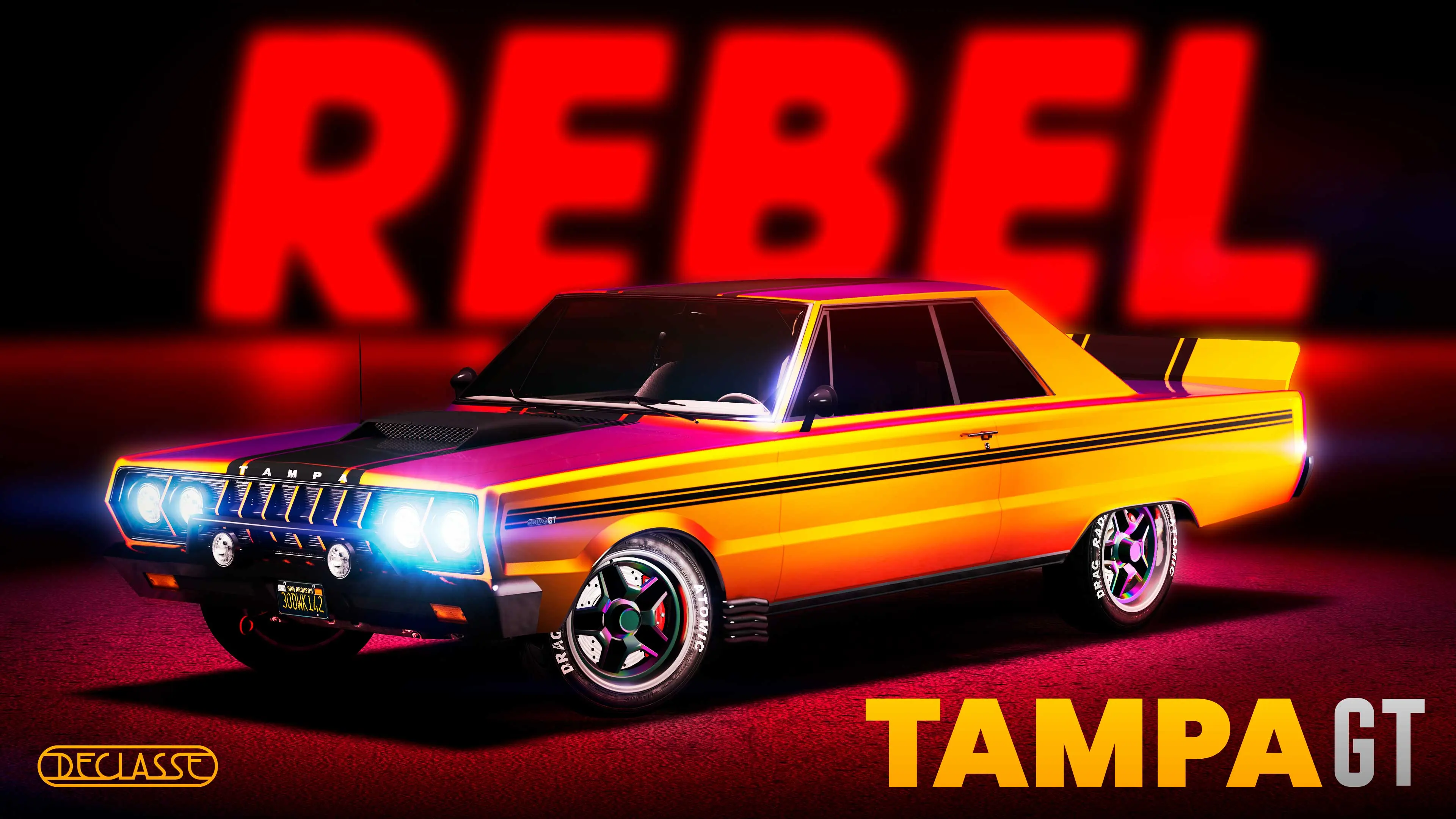 Un Declasse Tampa GT amarillo con franjas negras delante de un gran cartel rojo con la palabra «Rebel».