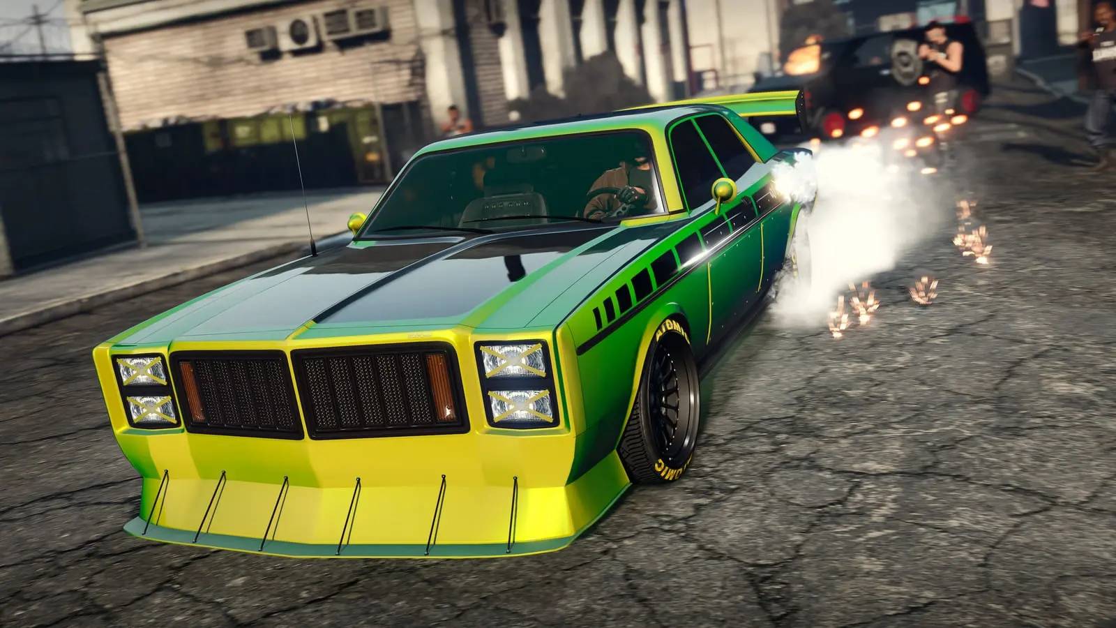 Un muscle car verde y amarillo derrapa mientras le disparan en plena calle.