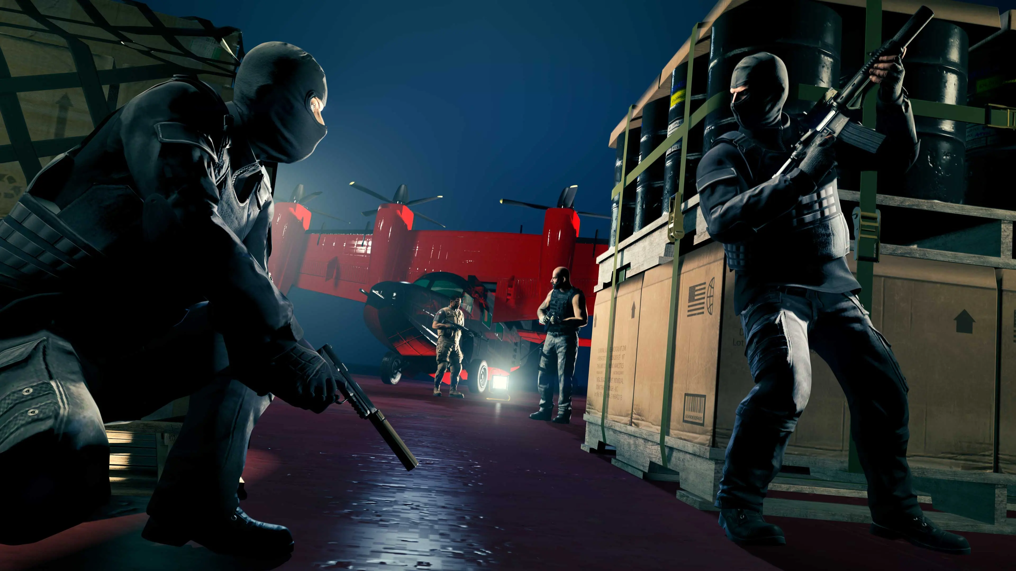 Dos personajes enmascarados y armados se esconden mientras observan a otros que vigilan un avión rojo.